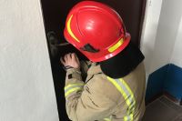 Рятувальники відчиняли двері квартири, за якими стало зле пенсіонеру