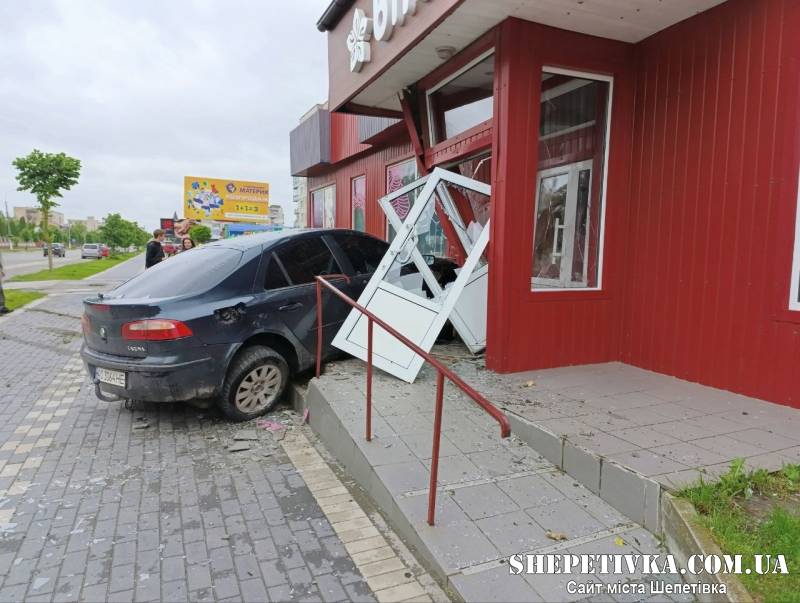 Крамниця по Проспекту Миру в Шепетівці «відкрилась» раніше графіку