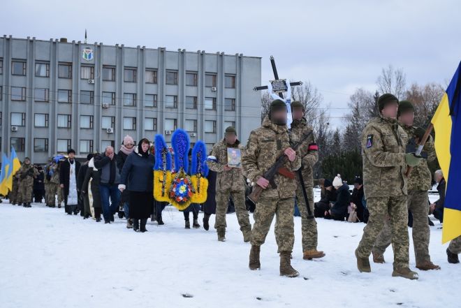 У Шепетівці усією громадою прощалися з мужнім воїном Олександром Вербило