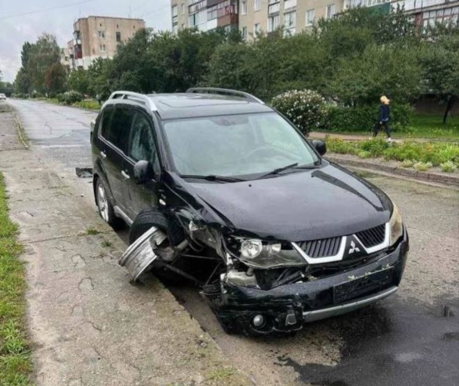 У Славуті автомобіль із гуркотом та без колеса тікав з місця ДТП (відео)