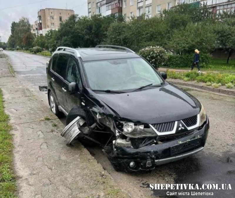 У Славуті автомобіль із гуркотом та без колеса тікав з місця ДТП (відео)