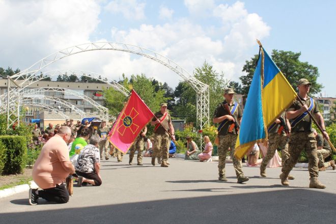 Славутчани провели в останню земну дорогу захисника України Віталія Мельниченка