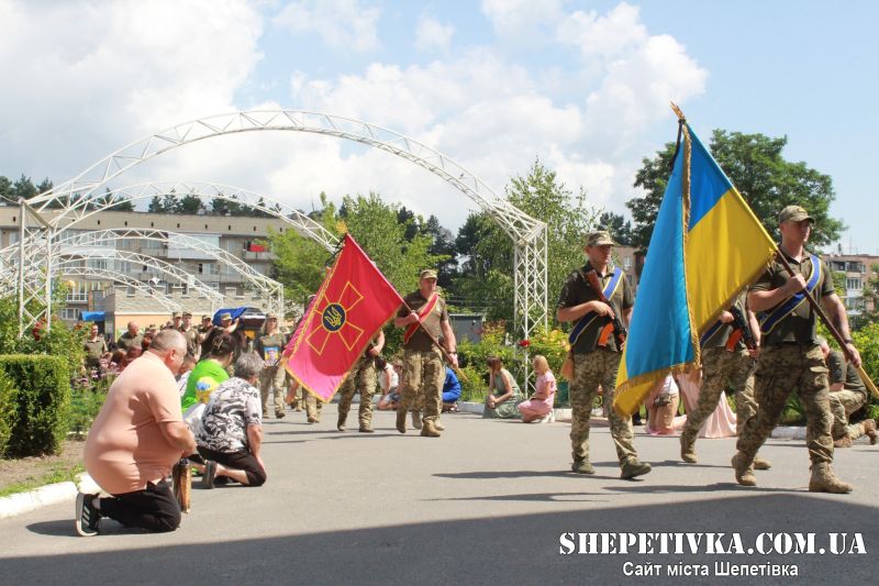 Славутчани провели в останню земну дорогу захисника України Віталія Мельниченка