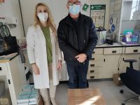 На фото - власниця аптеки та чоловік, який допоміг з перевезенням.