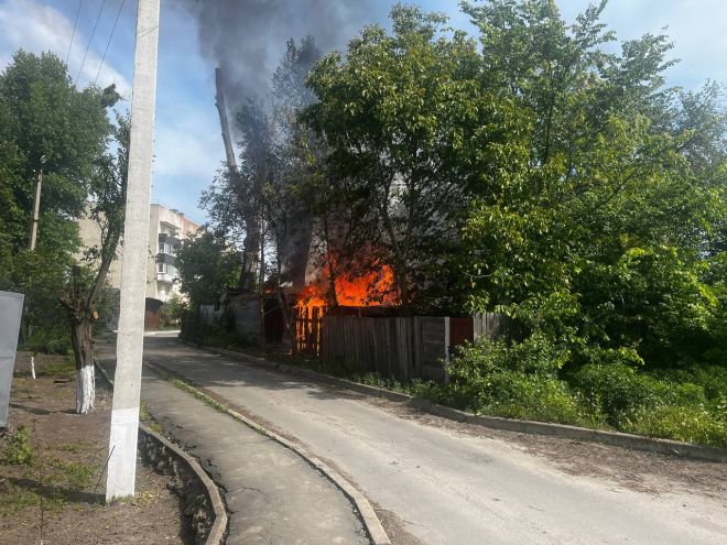 На Старокостянтинівському шосе у Шепетівці горіла господарча споруда