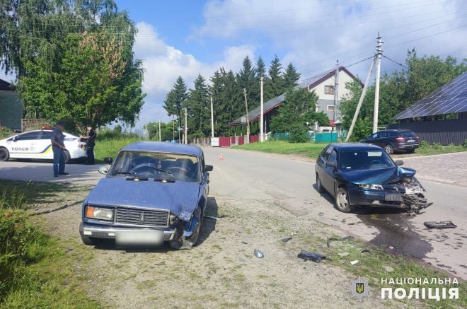 На Шепетівщині зіткнулись два автомобілі: один з водіїв у лікарні