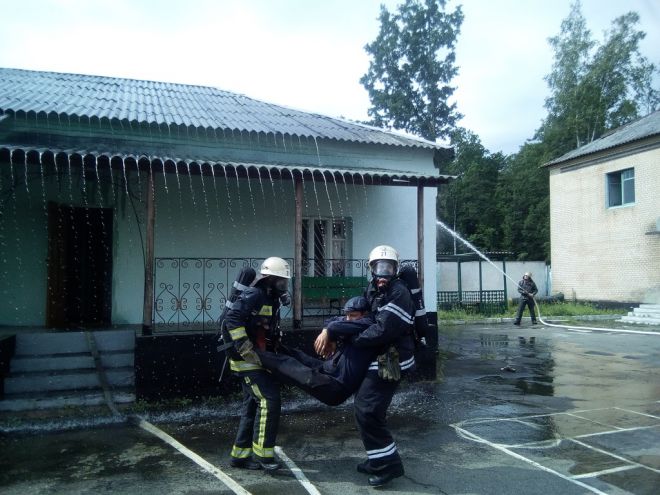 Рятувальники гасили умовну пожежу у виправній колонії