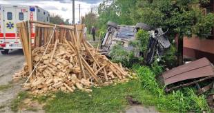 На Шепетівщині перевернулось авто та пошкодило домоволодіння