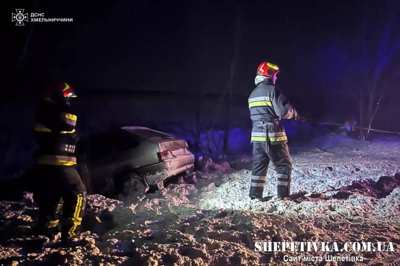 На Шепетівщині батько з трьома дітьми застряг у сніговому заметі