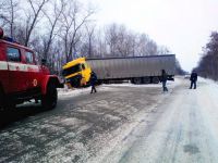 Вантажівка з’їхала у кювет та перекрила причепом частину дороги