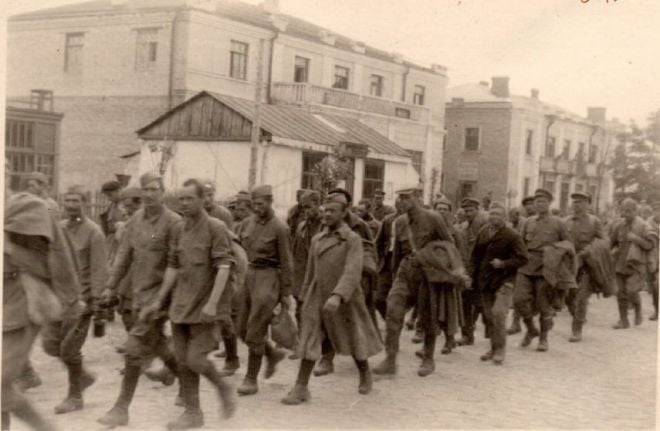 Радянські полонені на вулиці Шосейній, 1941 рік.