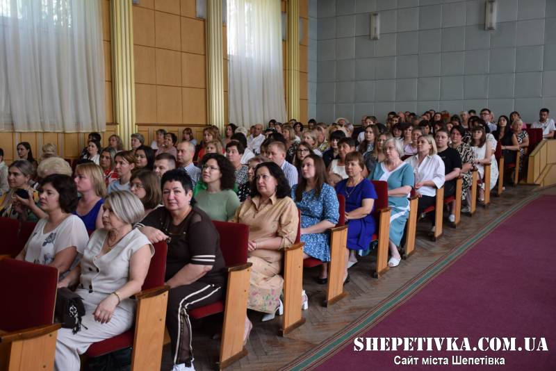 У Шепетівці відзначили медиків: кращим фахівцям вручили грамоти та нагороди Верховної Ради