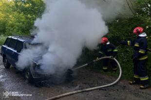 На Шепетівщині зайнявся легковий автомобіль