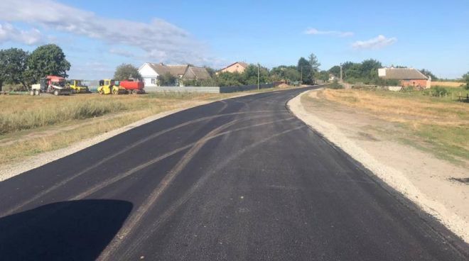 Між селами Хутір та Корчик ремонтують 2 км дороги