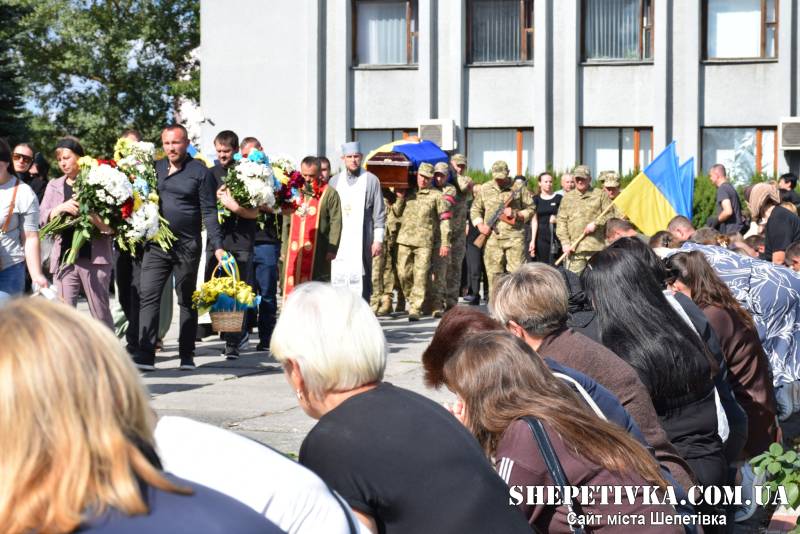 Повернувся «на щиті» через понад рік: у Шепетівці попрощалися із Захисником Юрієм Якошевським