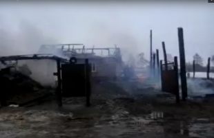 У Пліщині пожежники гасили пожежу снігом