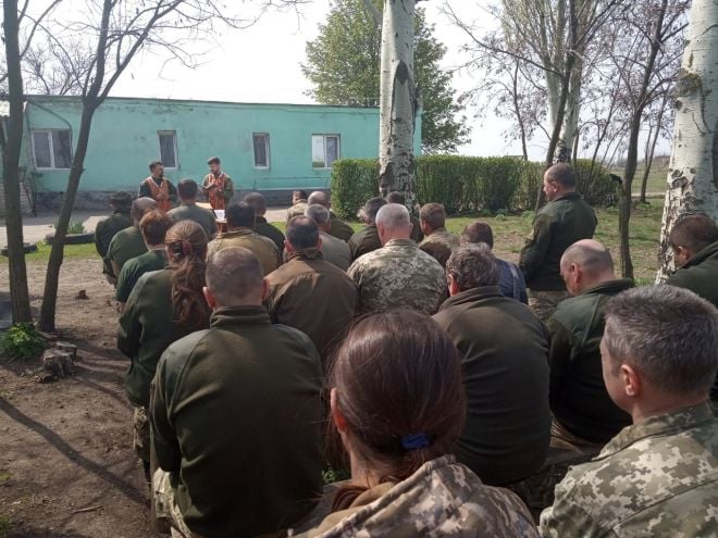 Наші військовослужбовці отримали великодню передачу від земляків