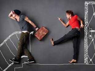 Мешканка Шепетівщини зареєструвала у своєму помешканні чоловіка, тепер не може його спекатися