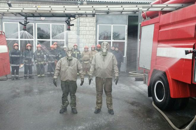Шепетівські рятувальники тренувалися проводити знезараження радіоактивних речовин