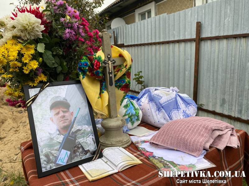 Залишилися без батьківської опори троє доньок: на Шепетівщині поховали Захисника Михайла Євтушка