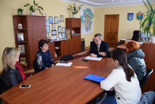 Міський голова та волонтери обговорили питання безпритульних тварин