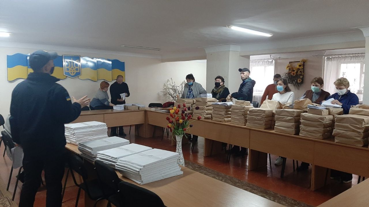Шепетівські рятувальники інструктували працівників виборчих дільниць щодо пожежної безпеки