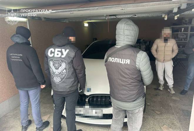 Погрожував вагітній дружині та матері: затримали іноземця, який вимагав 300 тис дол у криптобізнесмена