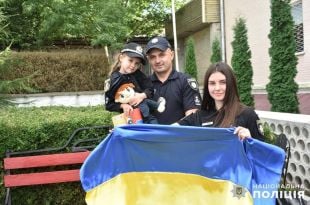 5-річній дівчинці, яка хоче стати поліцейською, кумири вручили прапор