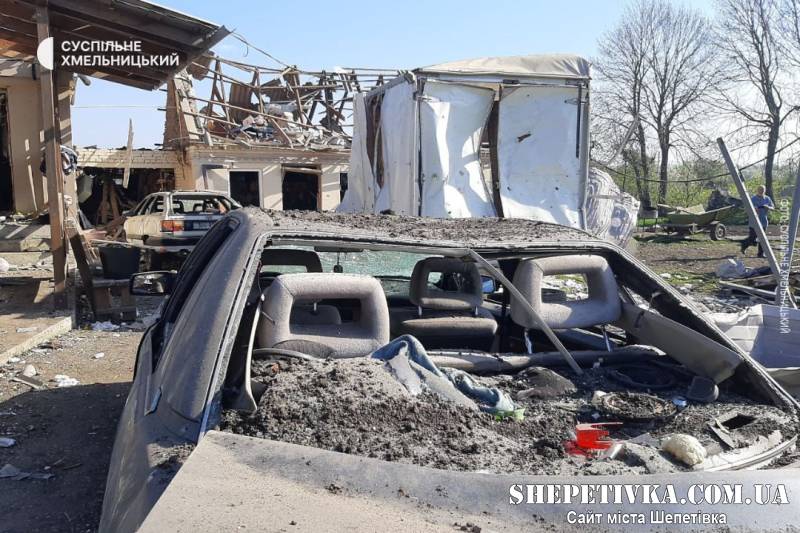 Вибиті вікна, двері та побиті дахи: на Хмельниччині фіксують наслідки атаки