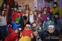 Поліцейський офіцер громади перевтілився у Святого Миколая, щоб створити казку для дітей