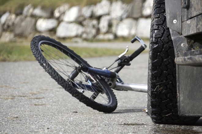 На Шепетівщині пенсіонер на велосипеді потрапив під колеса іномарки