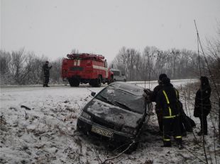 Поблизу села Плесна автомобіль з’їхав у кювет і перекинувся