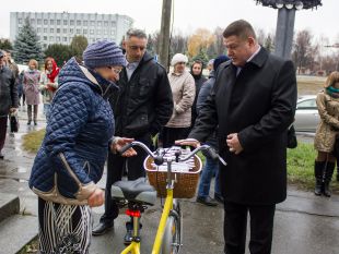 Поштарі та соціальні працівники отримали у подарунок велосипеди