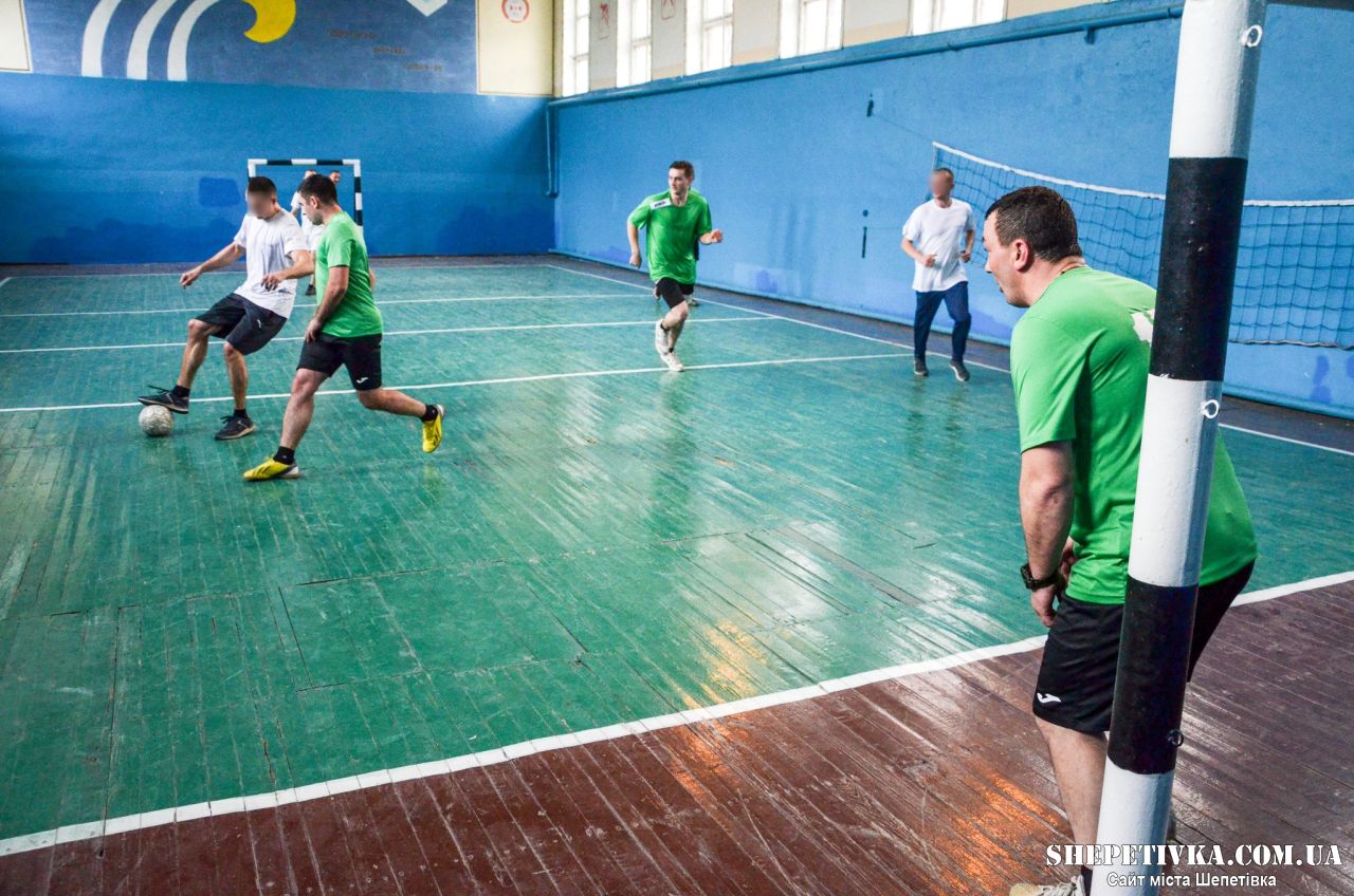 У Шепетівській виправній колонії зіграли футбольний матч між співробітниками та засудженими