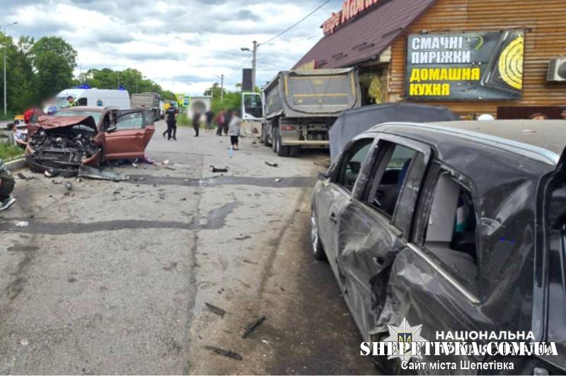 Вантажівка протаранила парковку та врізалася в будівлю кафе, є загибла та поранені