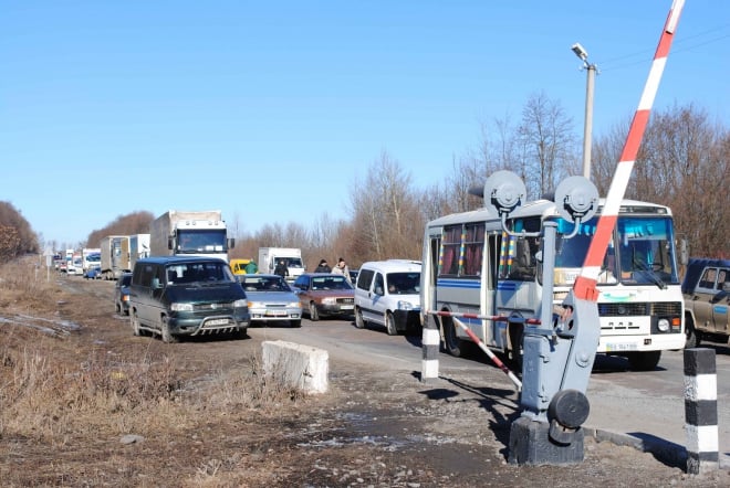 Колишні військовослужбовці перекрили дорогу з вимогою не здавати Дебальцеве (оновлено)