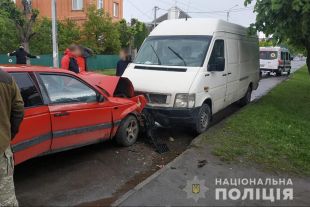 По вулиці Валі Котика зіткнулись бус та легкове авто