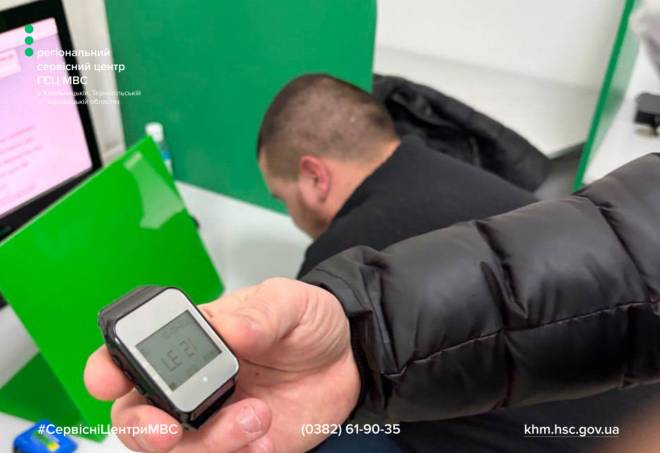 Намагався скласти теоретичний іспит на водійські права за допомогою підказок «помічника»