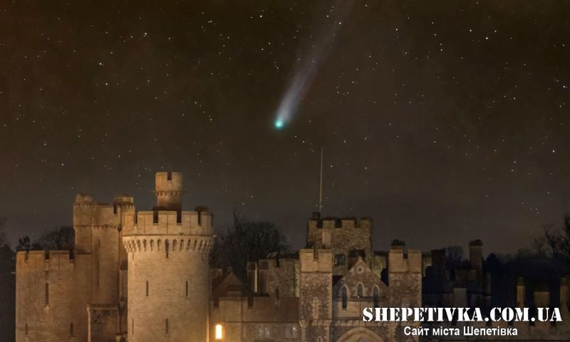 Комета 12P/Понс-Брукс сфотографована над замком Арундел у Західному Сассексі на цьому складеному зображенні. 