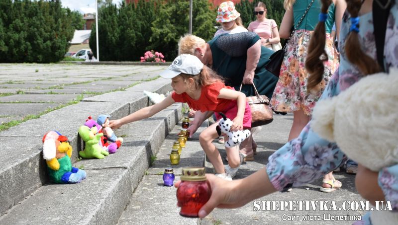 У Шепетівці вшанували пам’ять дітей, які загинули внаслідок збройної агресії рф