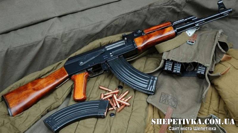 Вистріляв три ріжка: чоловік стріляв з автоматичної зброї на балконі