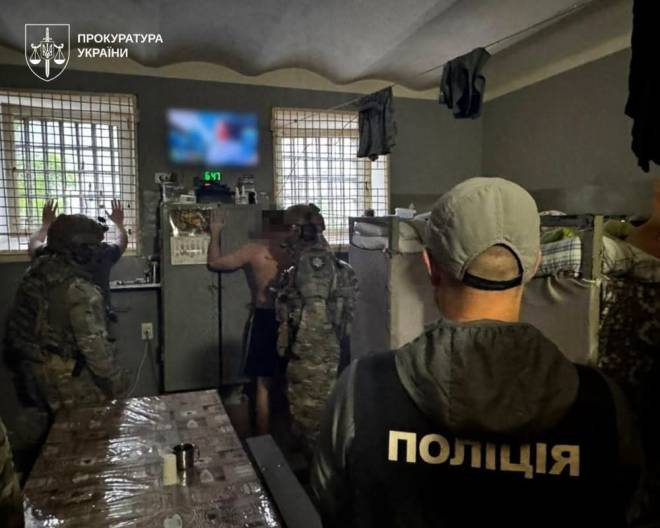 «Сходки», побори та наркотрафік за ґратами: п’ятьом кримінальникам із Хмельницького СІЗО оголосили нові підозри