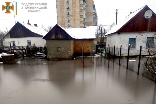 У Шепетівці рятувальники 7 годин відкачували воду з затоплених негодою домогосподарств