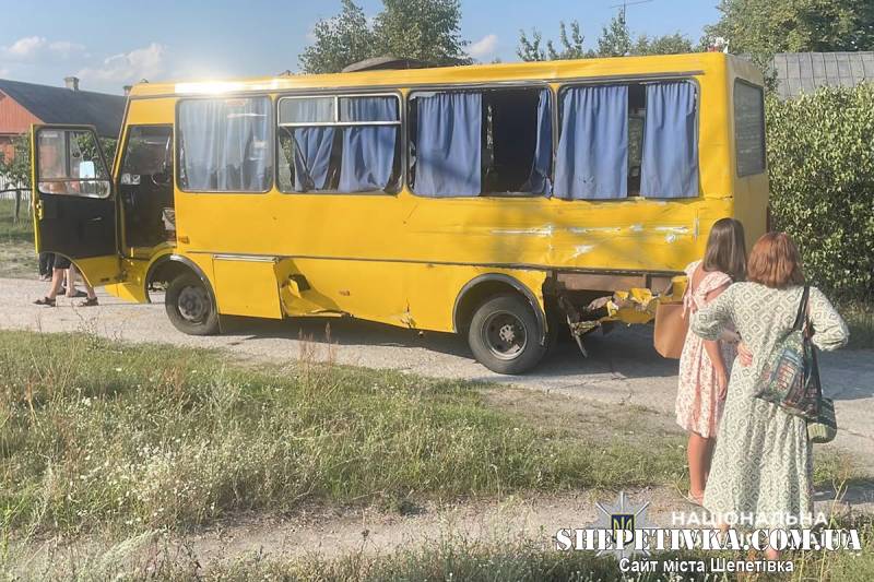 У Нетішині вантажівка зіткнулася з рейсовим автобусом: четверо пасажирів у лікарні