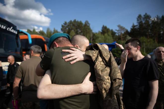 Україна повернула важкопоранених та тяжкохворих Захисників: один із Шепетівщини