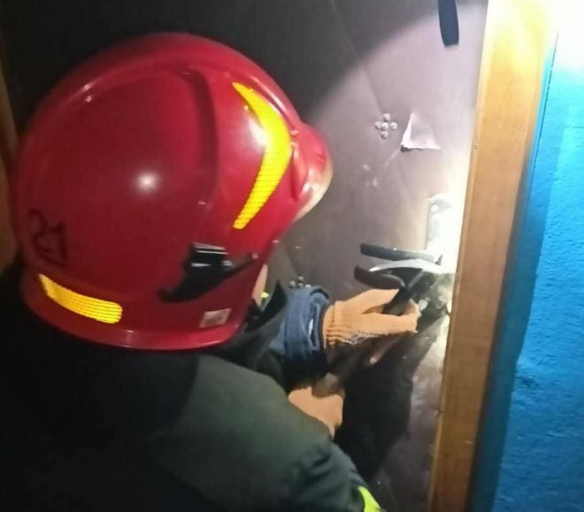 Рятувальники відкрили двері квартири пенсіонерки на прохання поліції