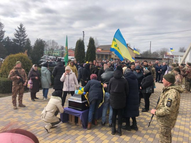 На Шепетівщині прощались з воїном, який був поранений на фронті та помер через COVID-19