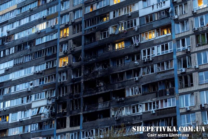 Знову в житловий будинок: пошкоджена під час атаки РФ столична багатоповерхівка