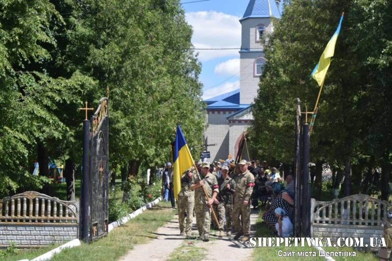Берездівська громада провела в останню земну дорогу Захисника Андрія Корнатівського