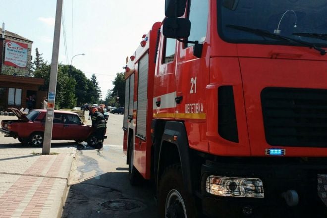 Поблизу центрального ринку ледь не згорів автомобіль